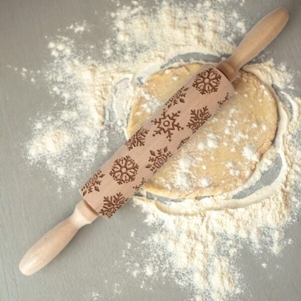 Wonders at Home Official deegroller Houten met Patroon Snowflakes Sneeuwvlokken Draaibaar Deegroller met Reliëf Koekjes Bakken Bakken 3D-Patroon Keukengereedschap Bakaccessoires Zelfgemaakte Gebak Fondant Deeg Taart Maken 35 cm